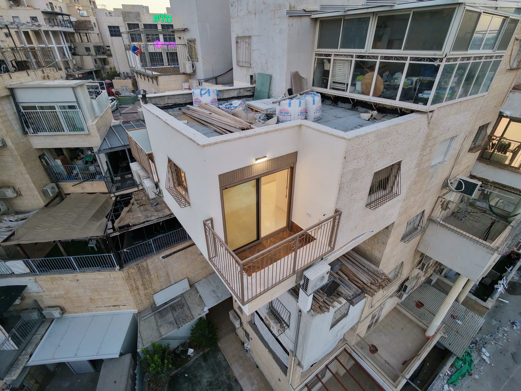 נפח ההרחבה הלבן מלמעלה, עם מרפסת